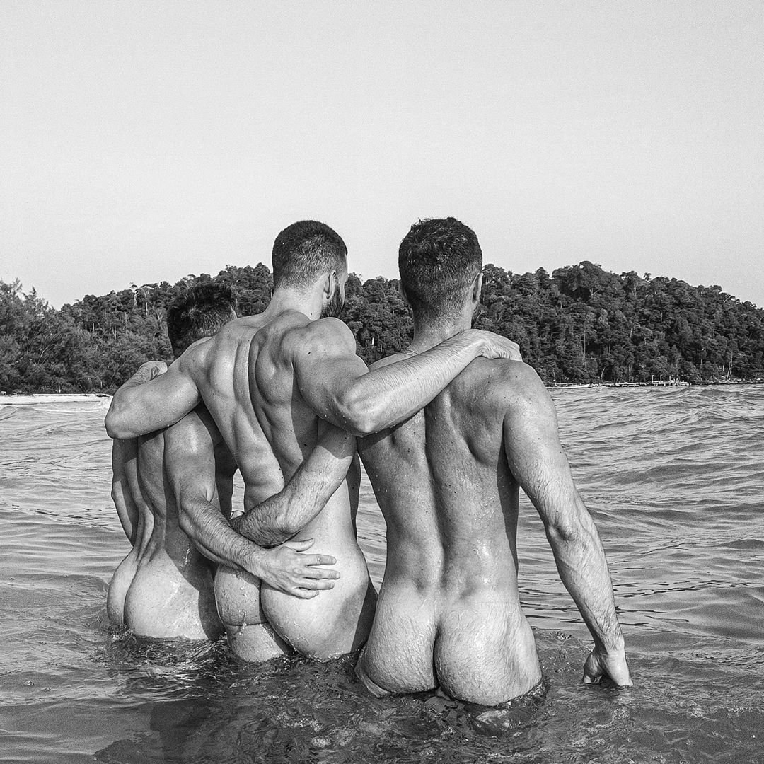 Nudistas desnudos en la naturaleza