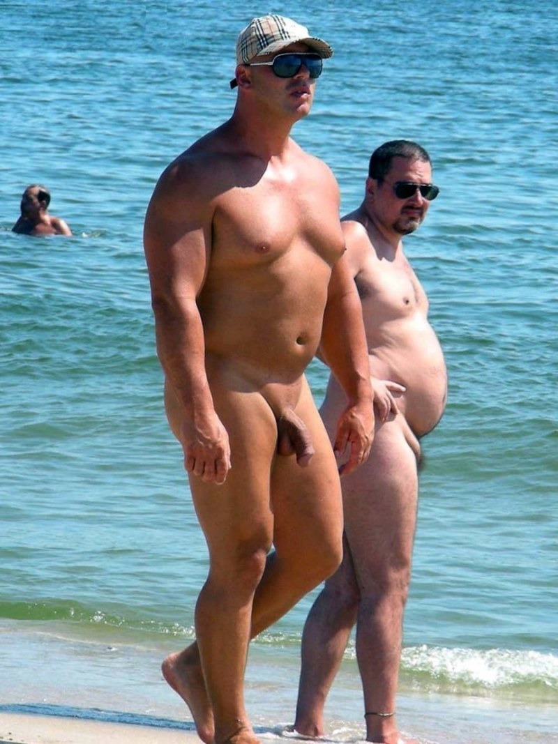 Chicos en una playa nudista