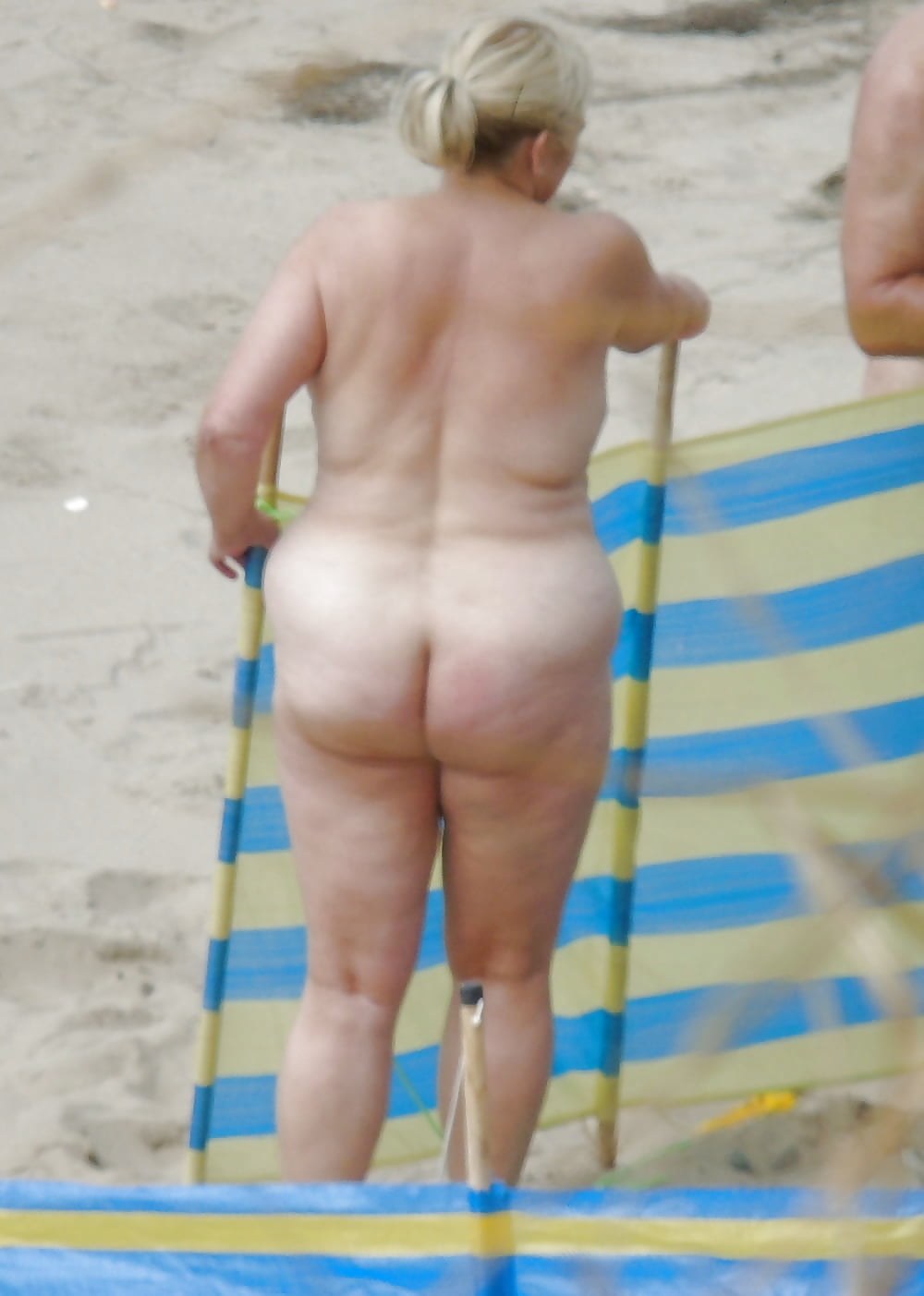Ancianas en la playa sin bragas
