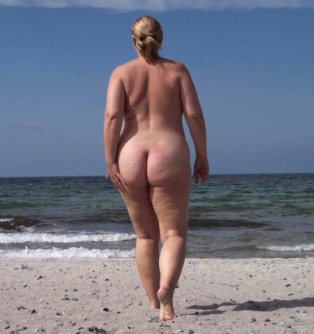 Mujeres de ancianos desnudas en la playa