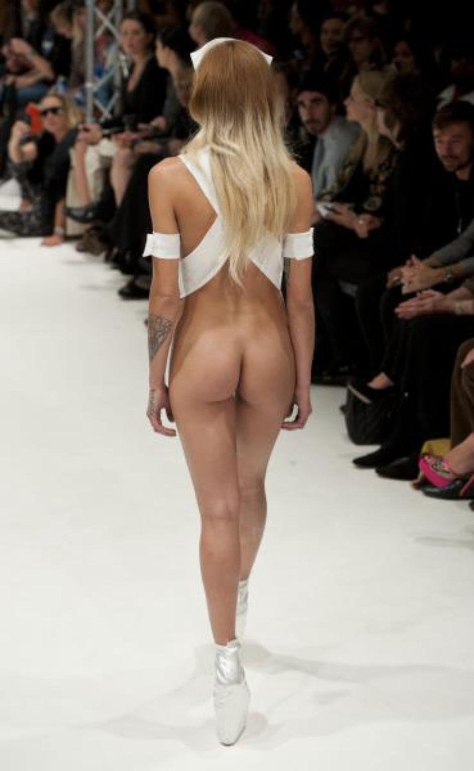 Modelos de moda desnudos en la pasarela