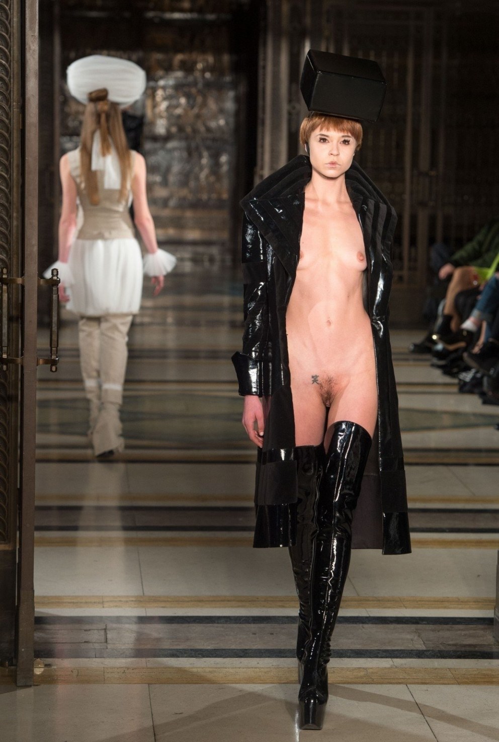 Moda desnuda Charlie le Mind