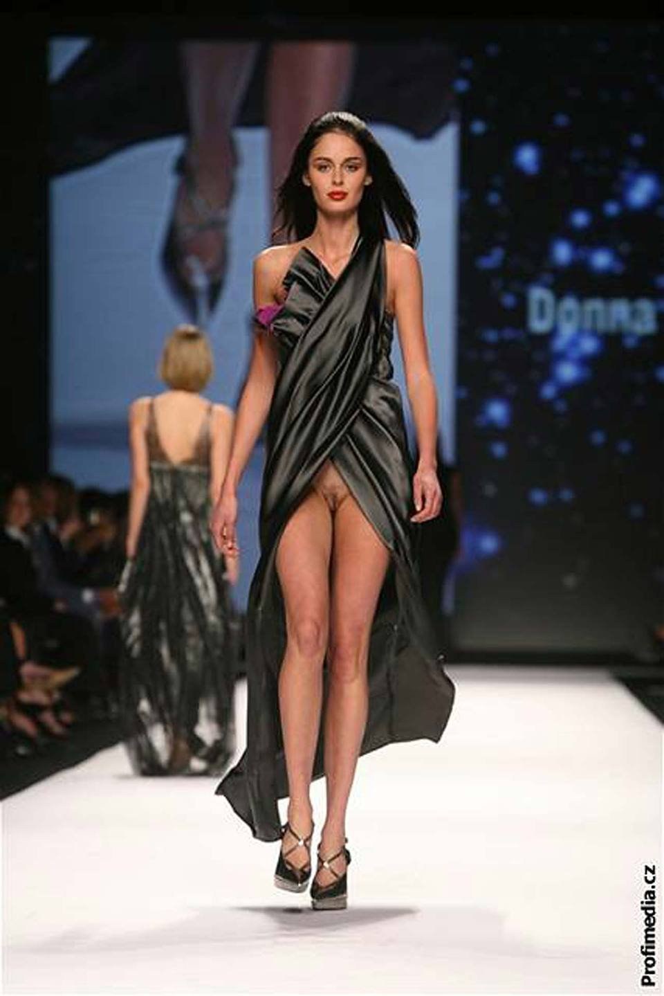 Modelos en la pasarela sin bragas