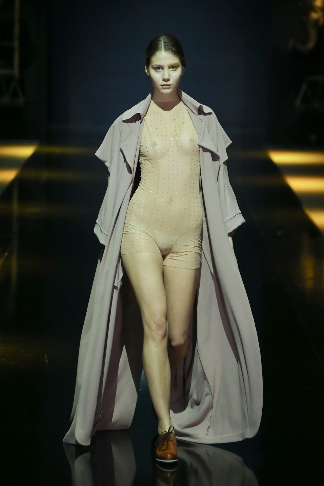 Modelos en la pasarela sin bragas