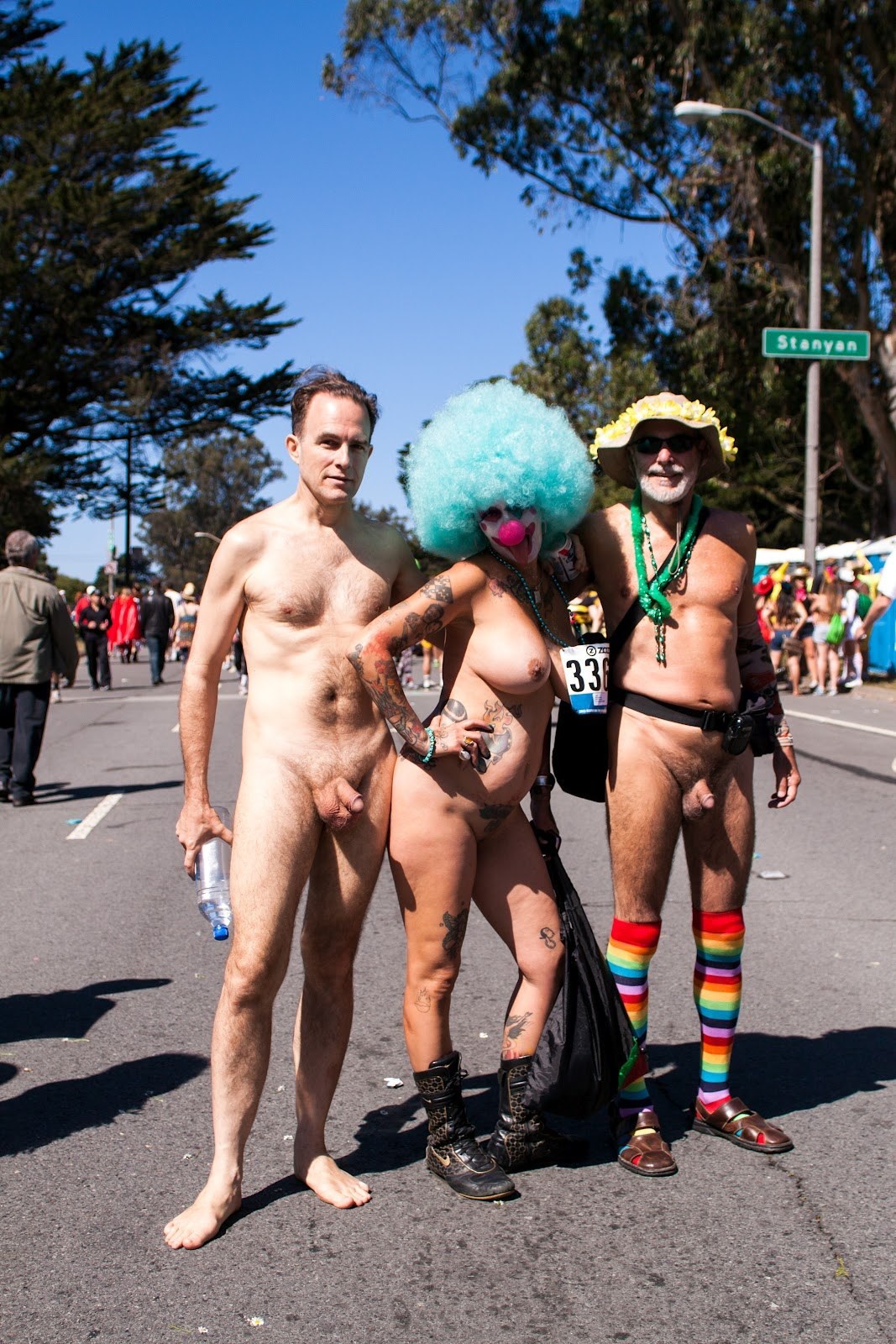 Desfile de personas desnudas en la calle
