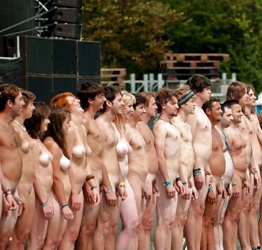 Playa llena de gente desnuda