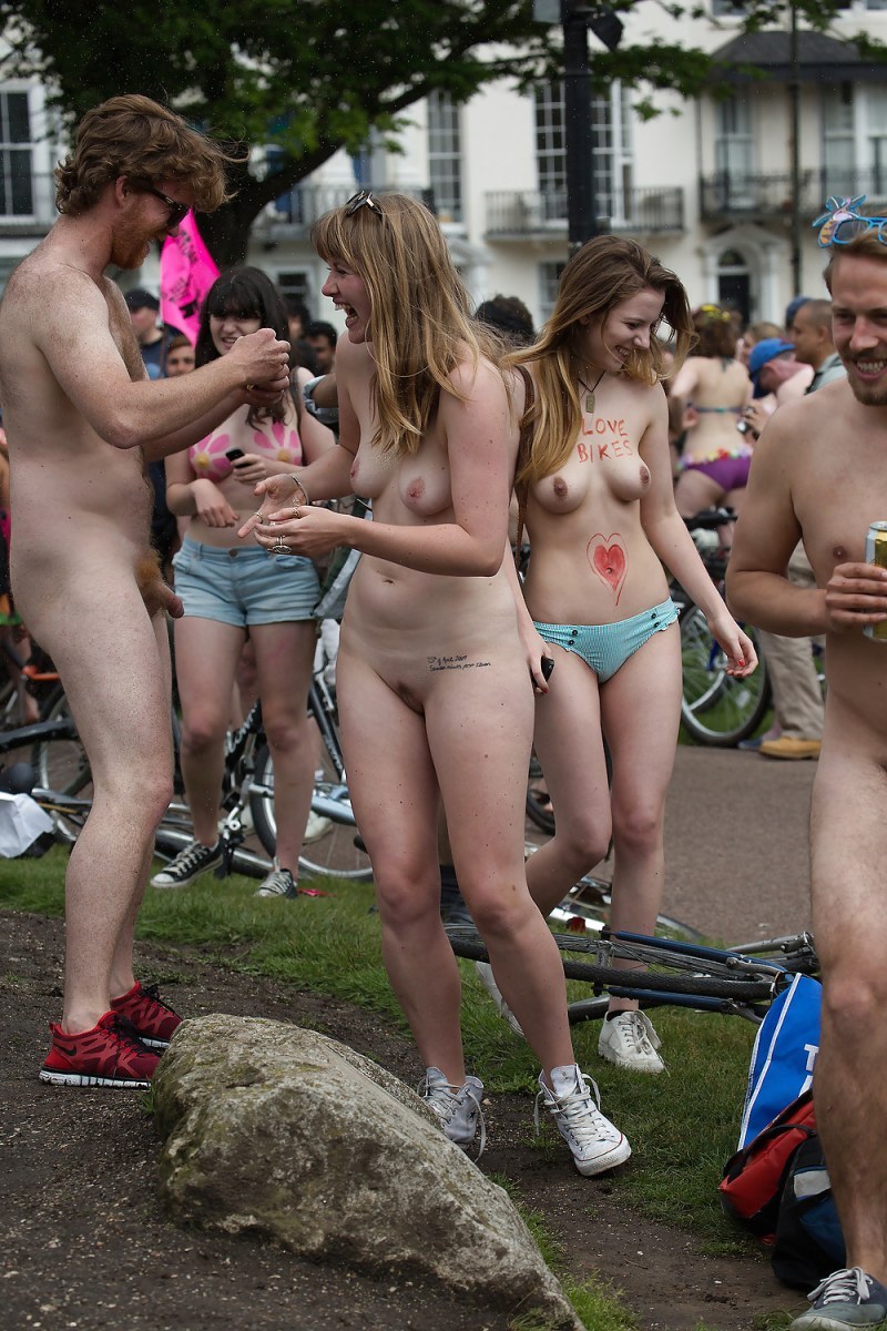 Young desnudo en el festival