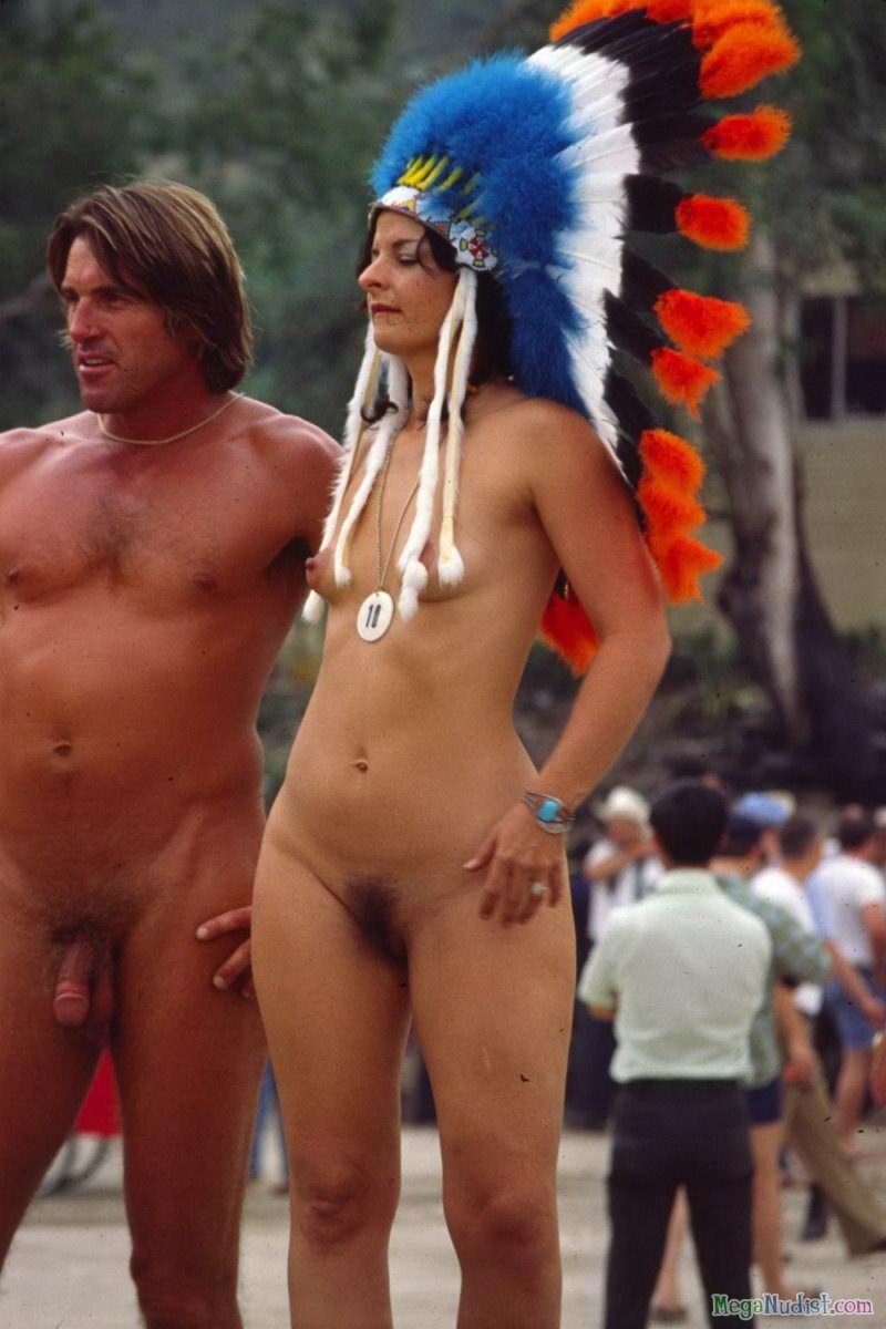 Desfile de hombres y mujeres desnudos