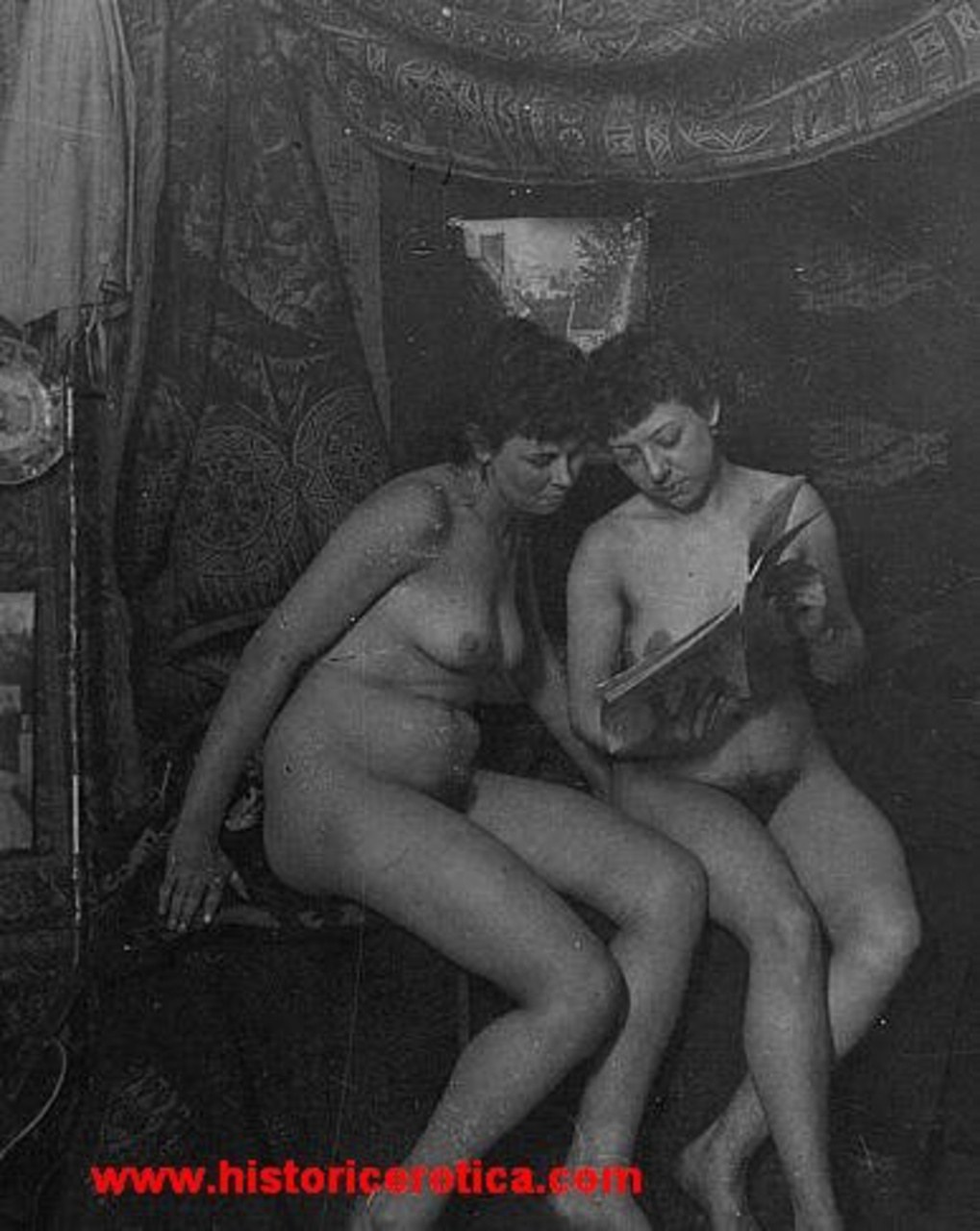 Mujeres desnudas en un burdel