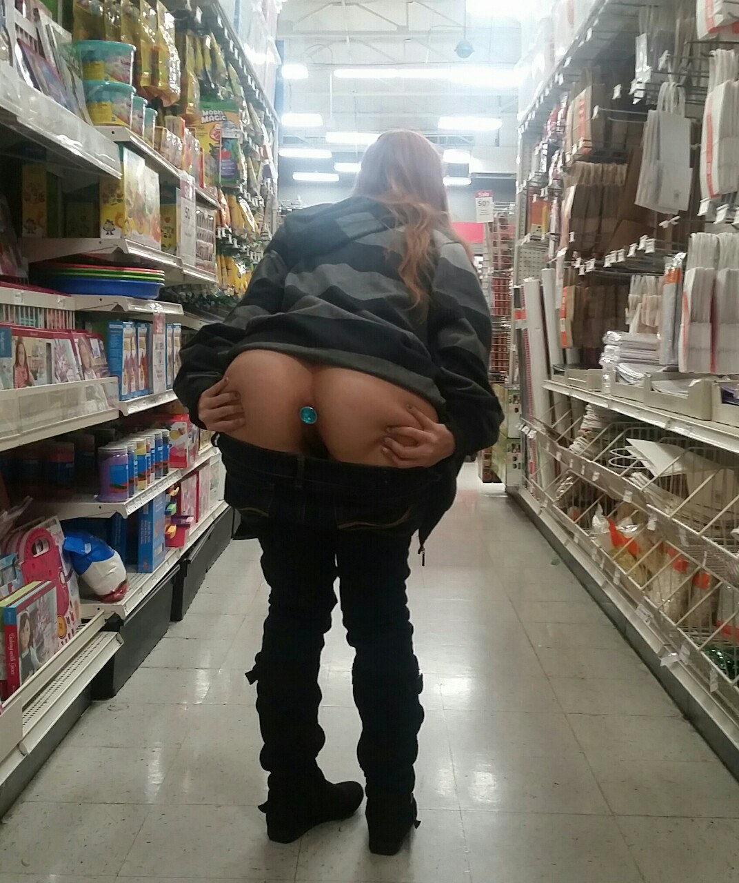 Bajé las bragas en la tienda