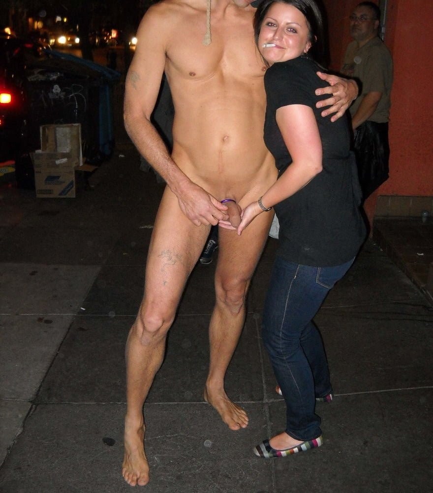 Chicos desnudos frente a vestidos