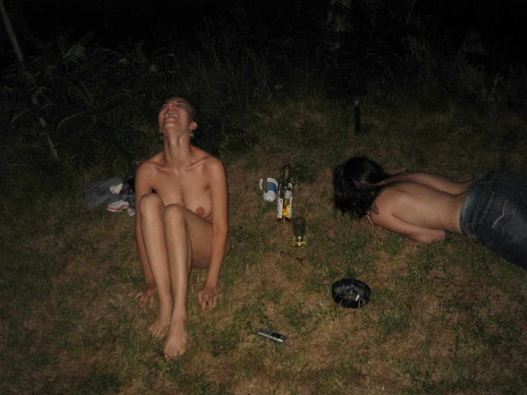 Girlas desnudas borrachas en la naturaleza