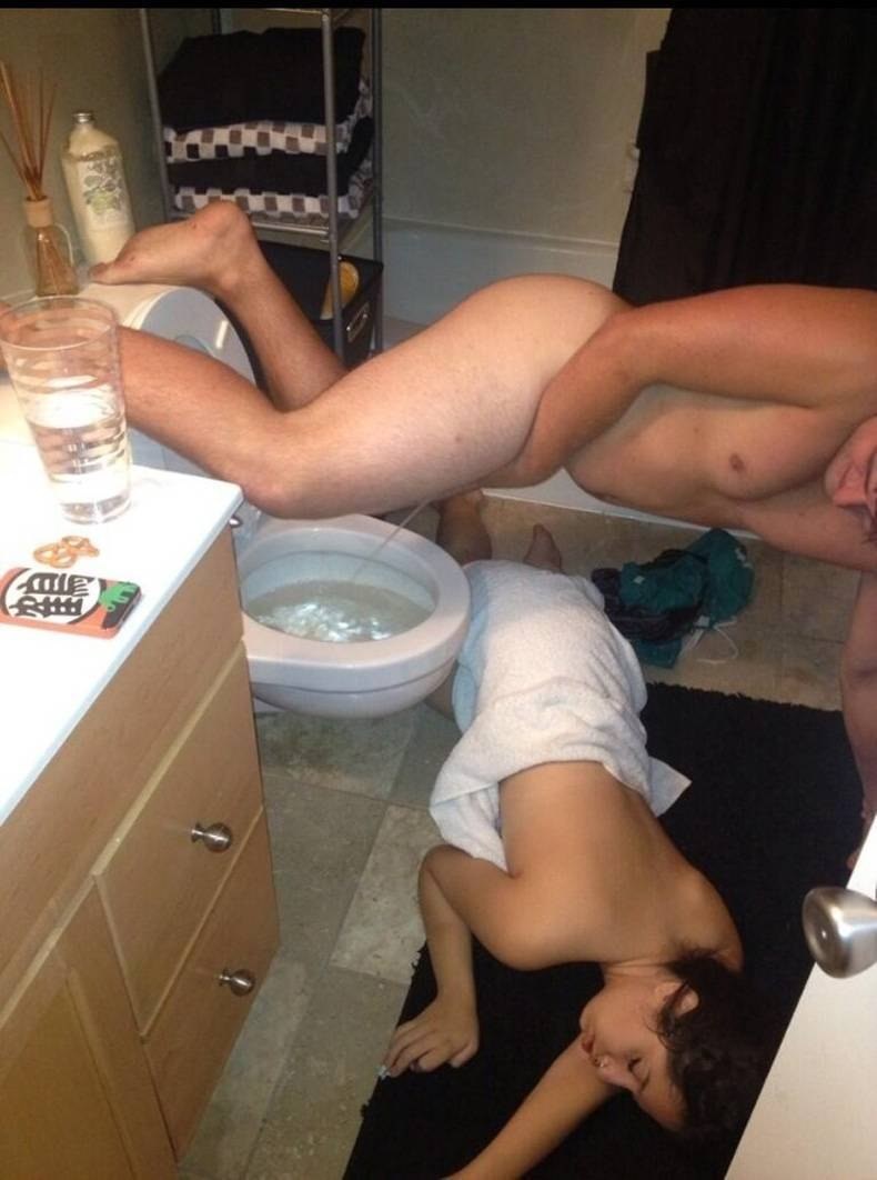 Chica borracha en el baño