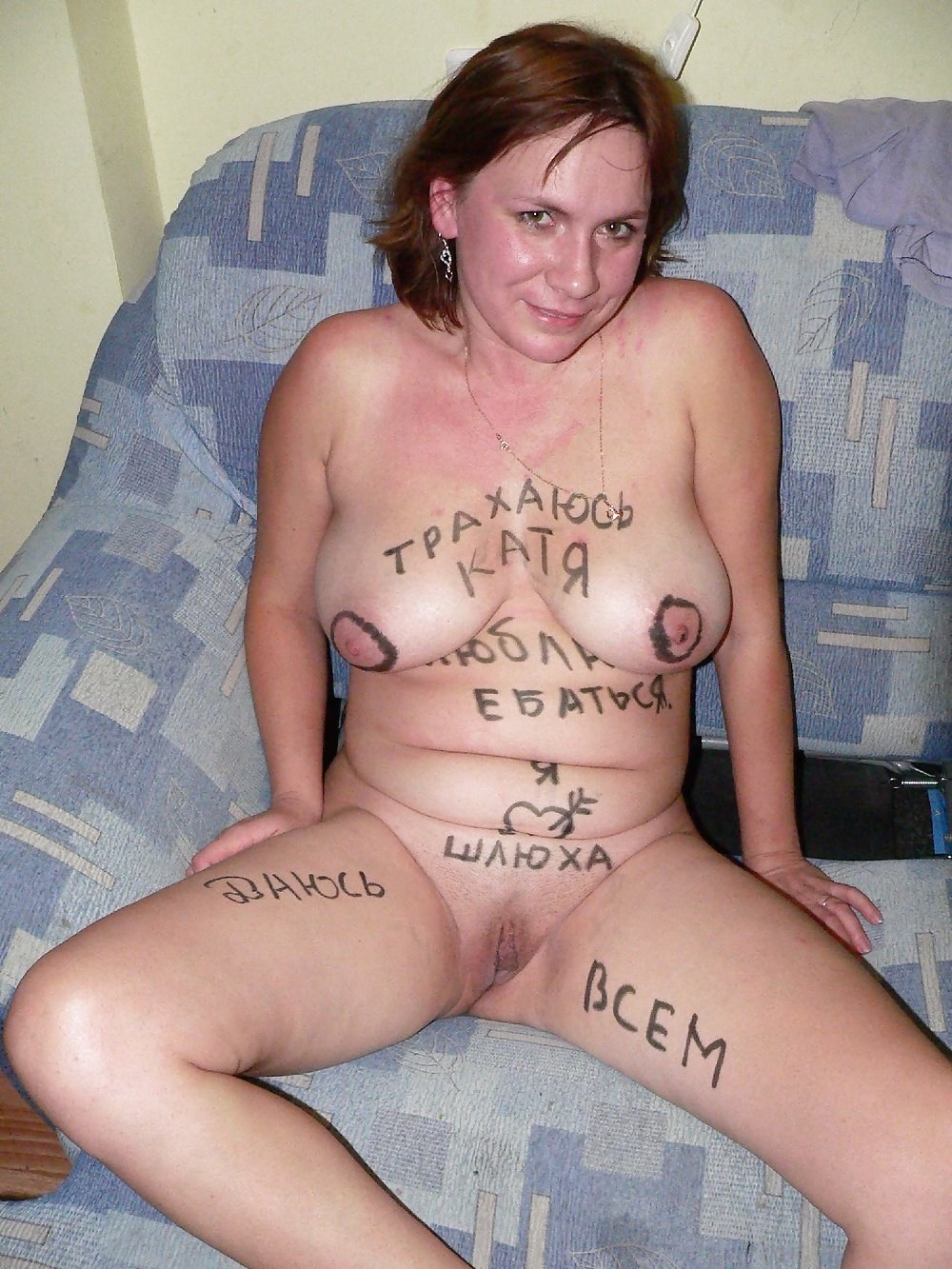 Mujeres desnudas con inscripciones en el cuerpo