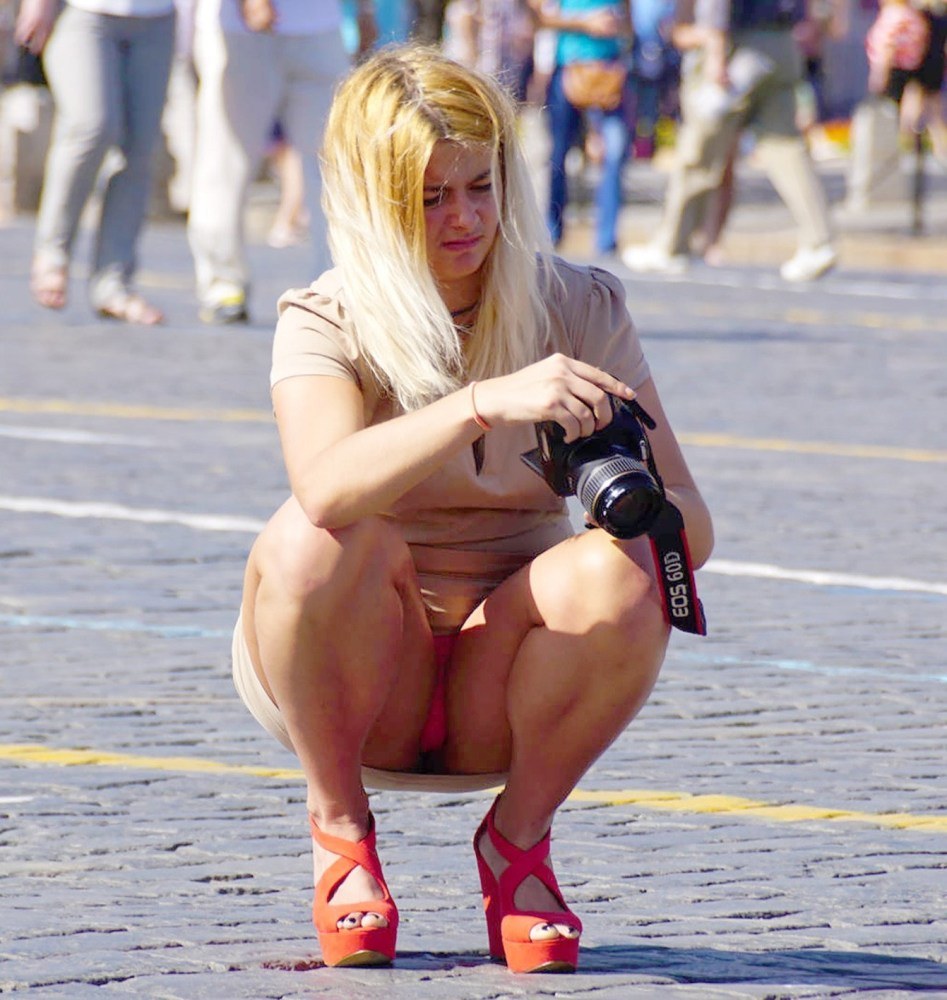 La mujer se agachó sin bragas