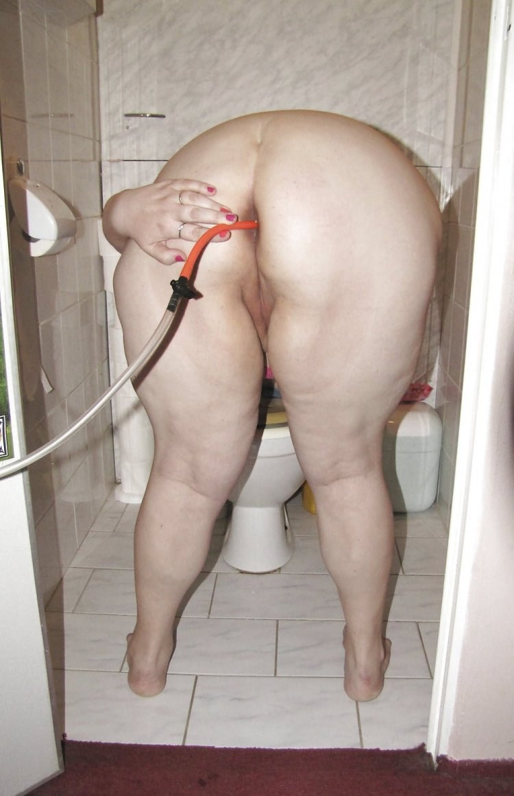 Mujeres maduras gruesas desnudas en el baño