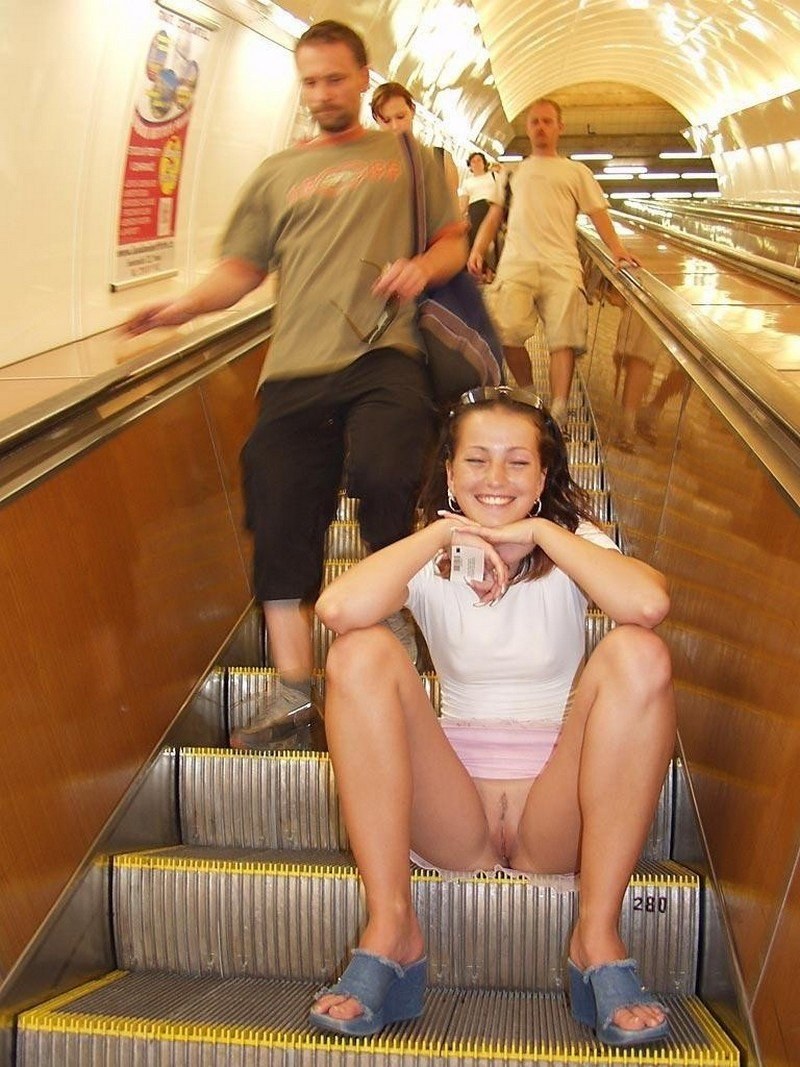 Chica sin bragas en el metro