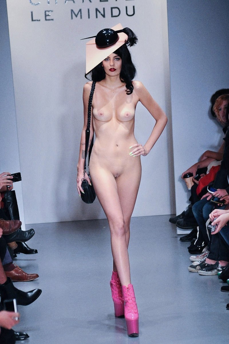Moda desnuda Charlie le Mind