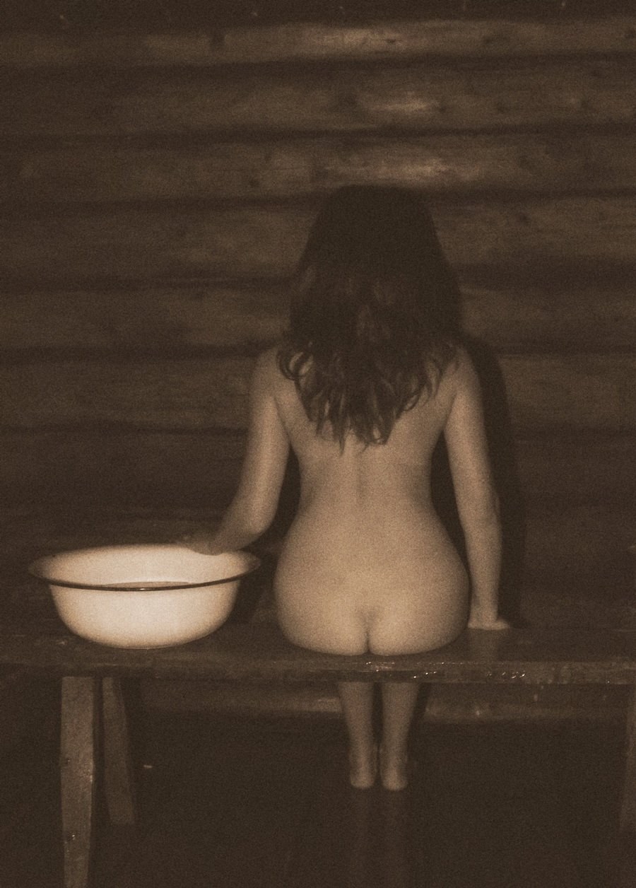 Mujeres desnudas en un baño de pueblo