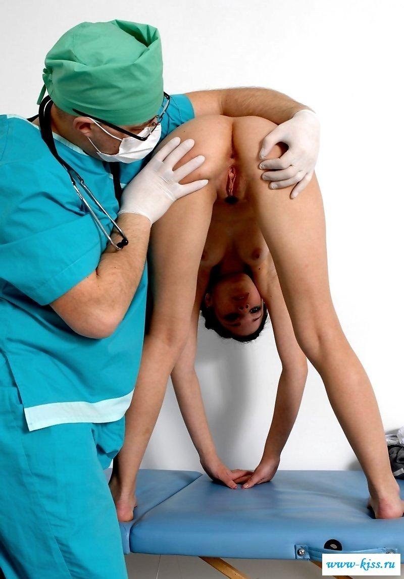 La niña se desnuda con el médico