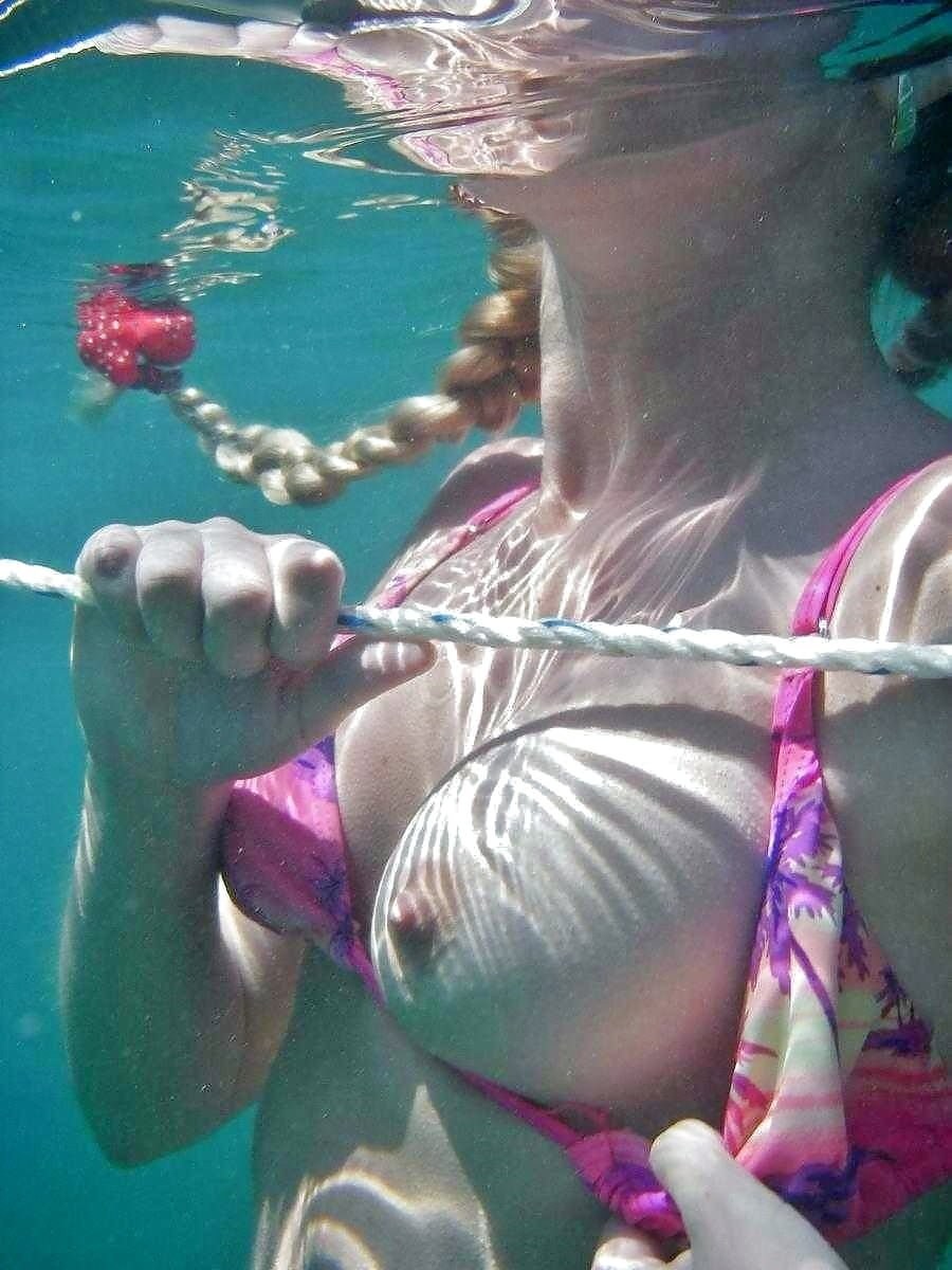 Grandes tetas bajo el agua