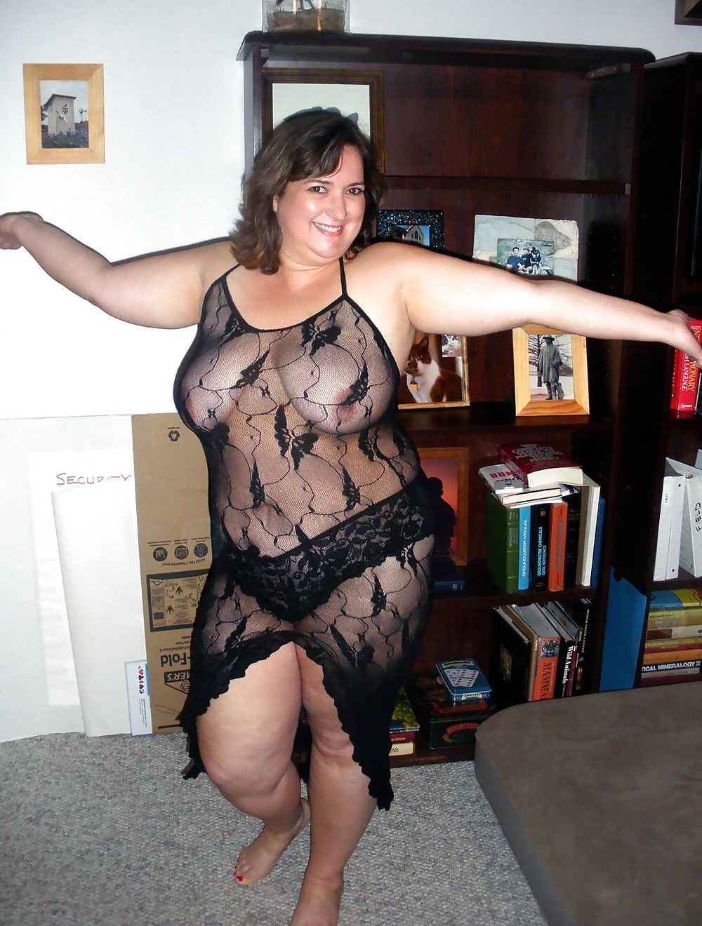 Esposa gorda en la lavandería desnuda
