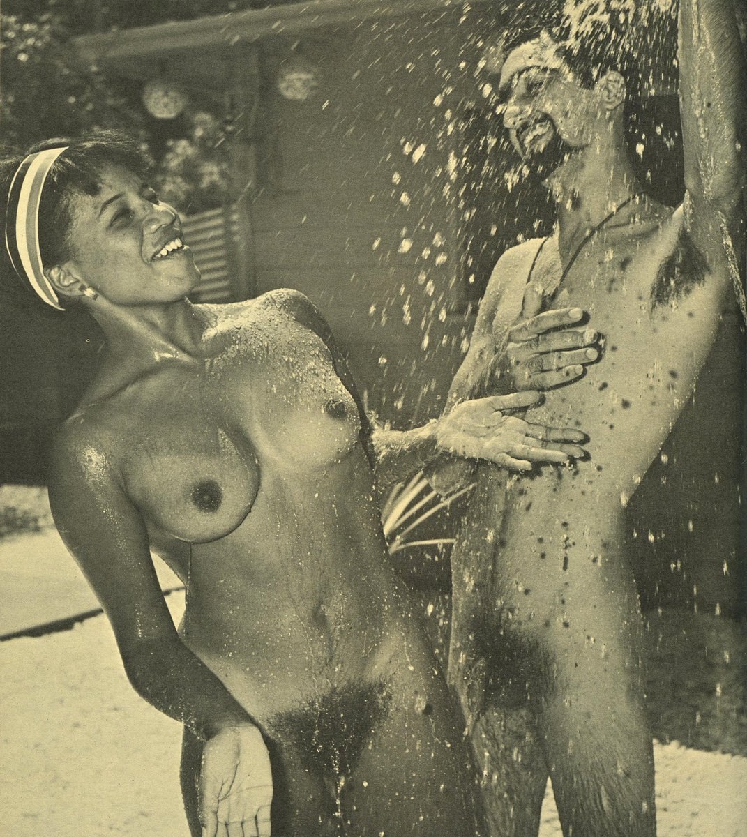 Mujeres desnudas en una casa de baños retro