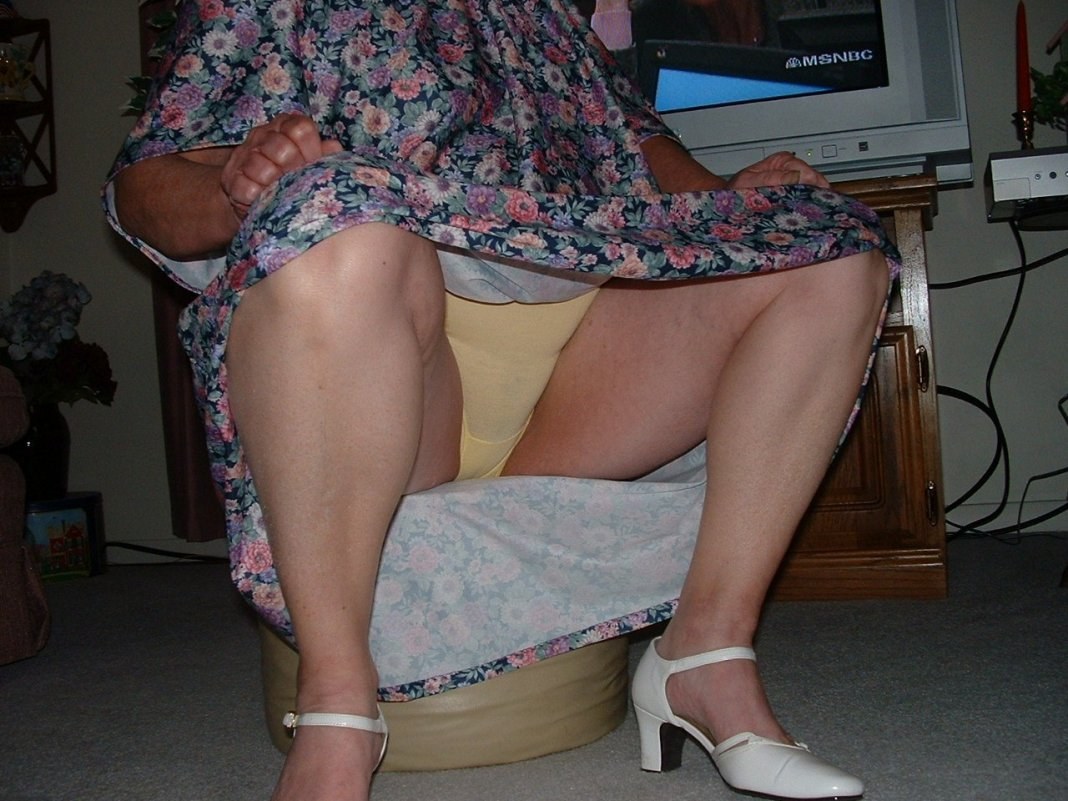 Bragas debajo de la falda de la anciana