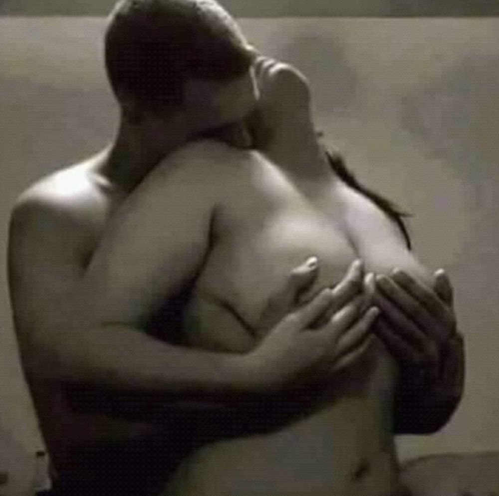 Un hombre abraza su pecho desnudo