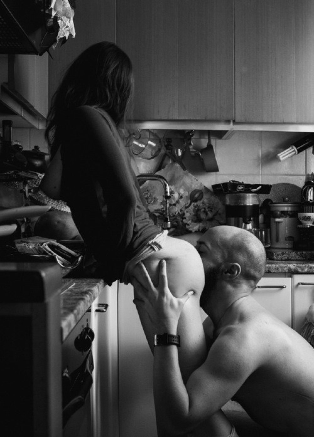 Hermoso cunnilingus en la cocina