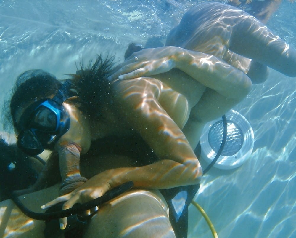 Topless bajo el agua