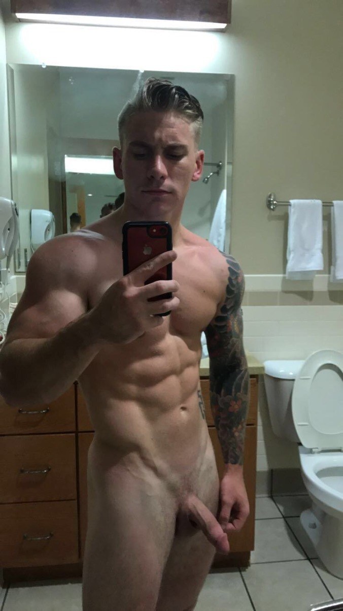 Los selfies de los chicos están desnudos