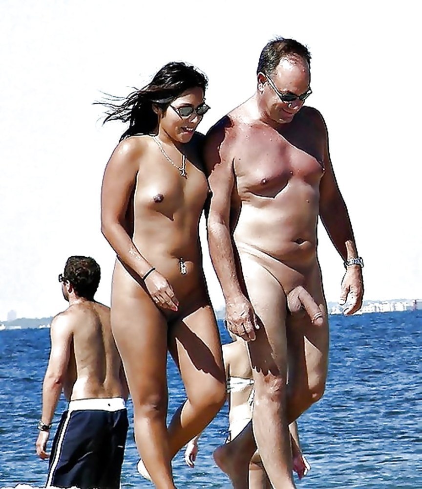 Erección en una playa nudista