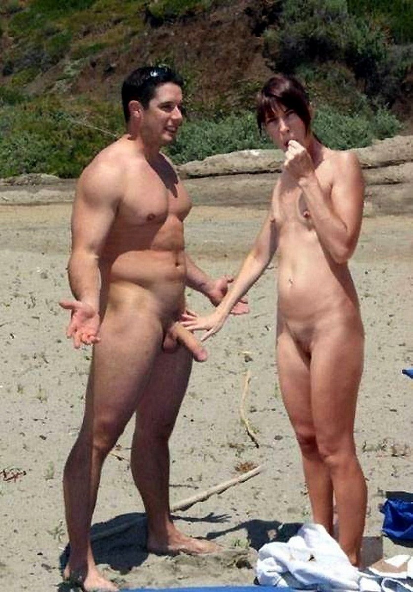 Enormes miembros de pie en la playa