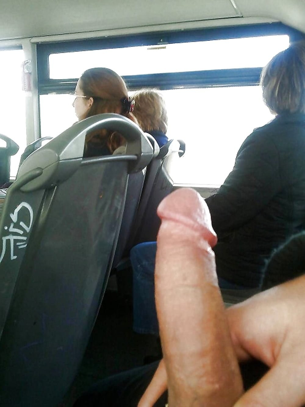 Sacudiéndose en el transporte público
