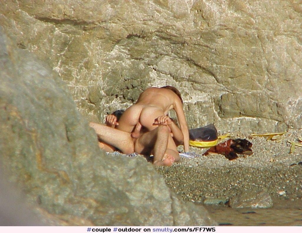 Espiado en una playa nudic