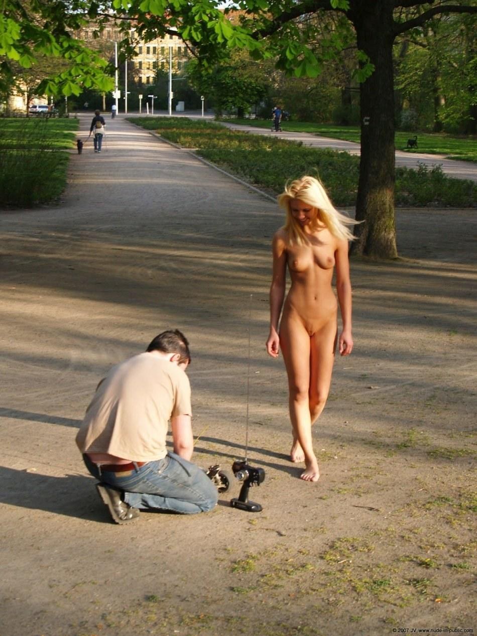 Culos desnudos en la calle