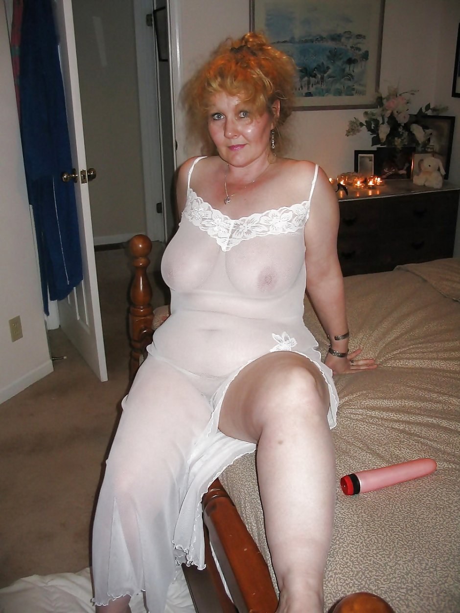 Ancianas desnudas con un vestido transparente