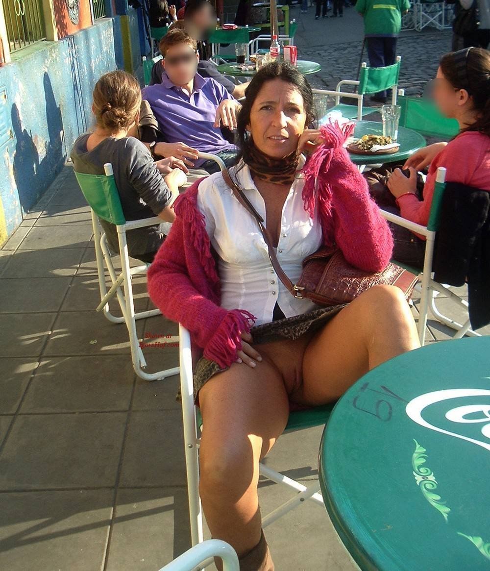 Debajo de una falda en lugares públicos sin bragas