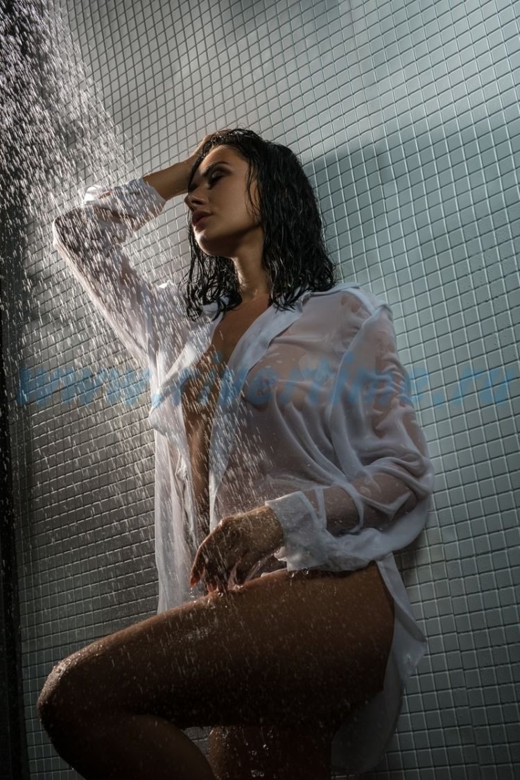 Sesión de fotos en una camisa mojada chica