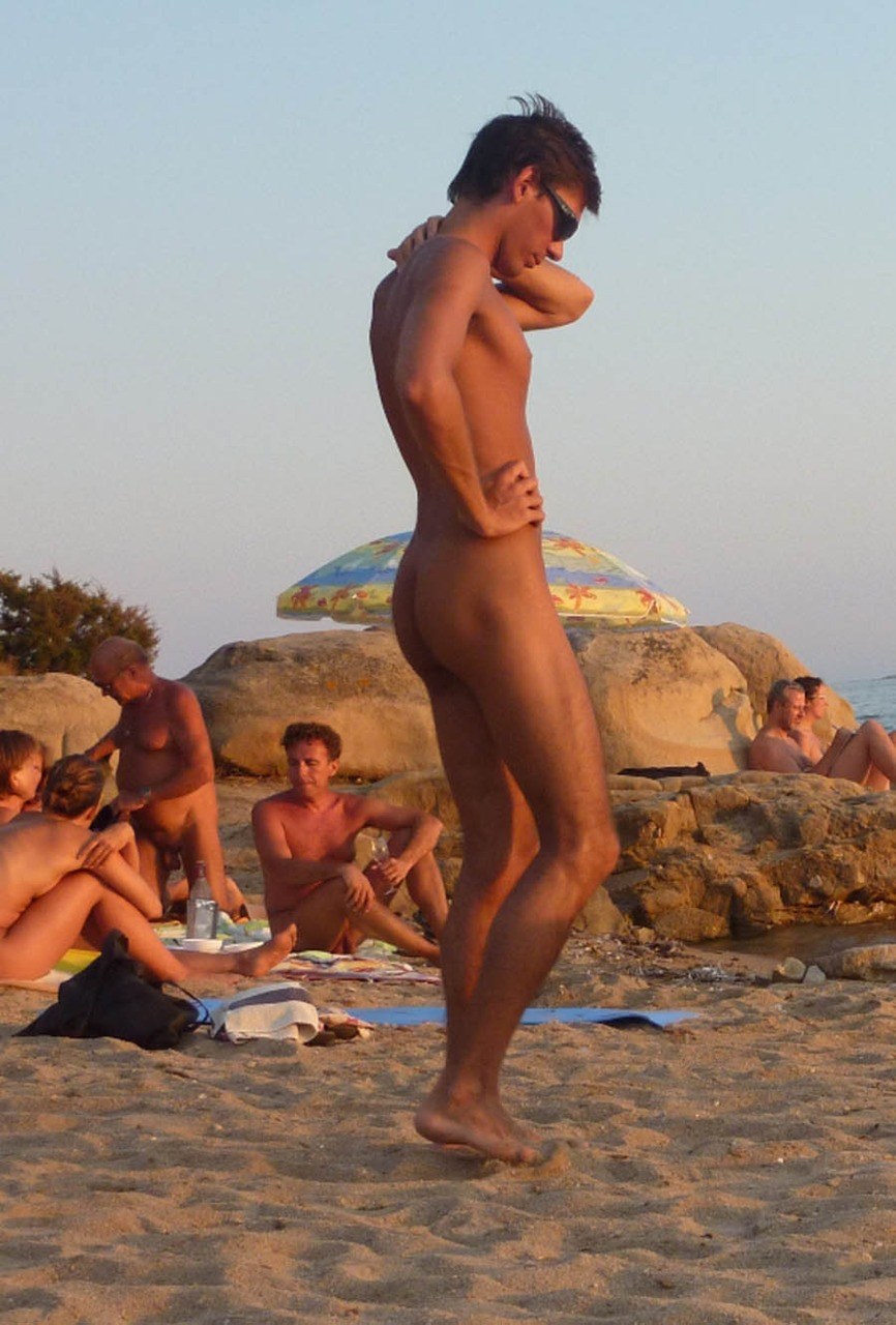 Chico desnudo en una playa pública