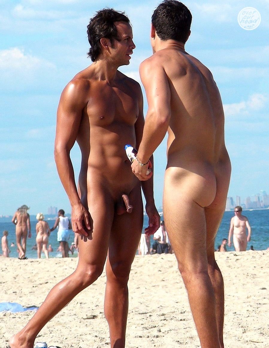 Chicos desnudos en una playa normal