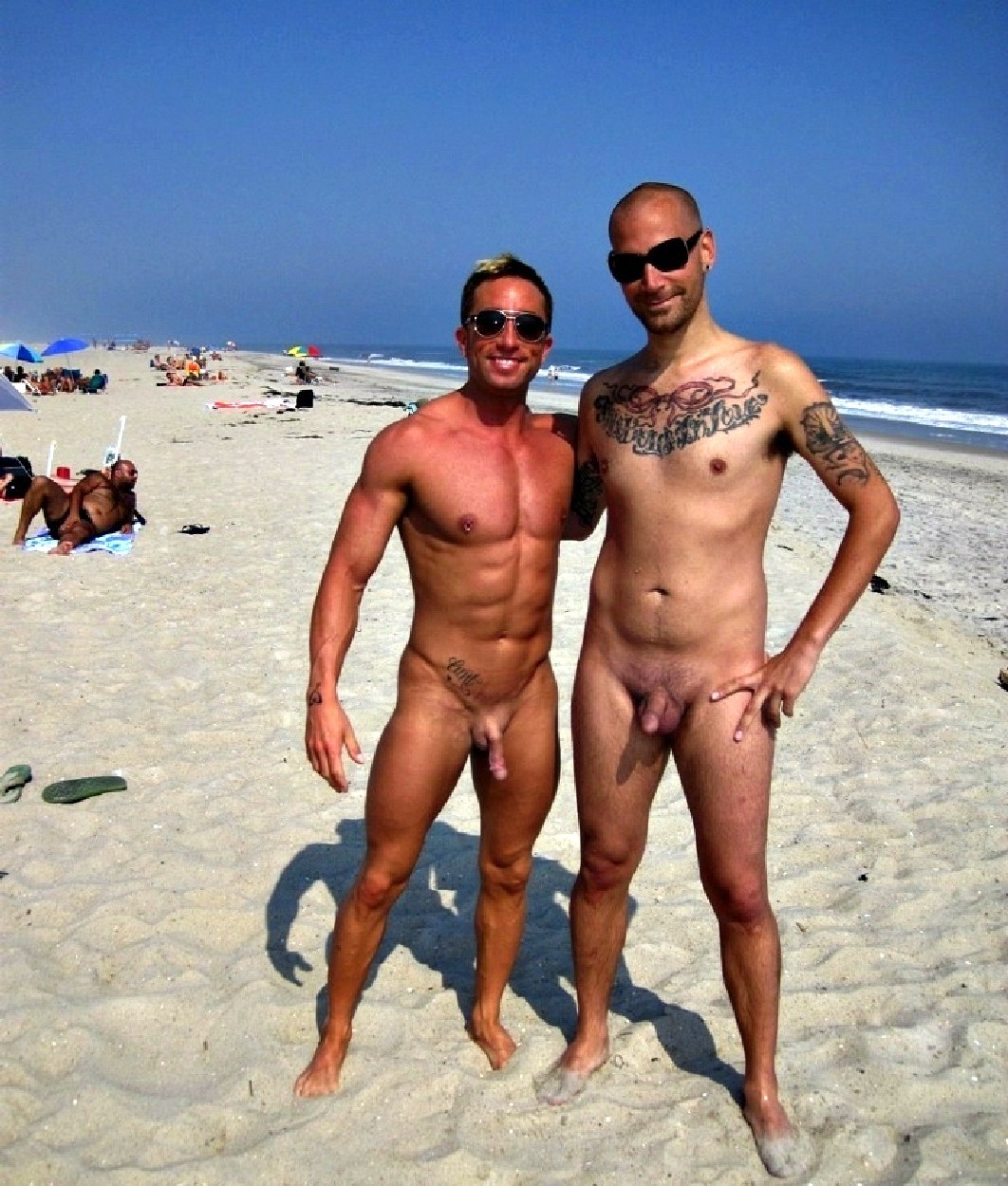 Chicos con un miembro penetrante en la playa