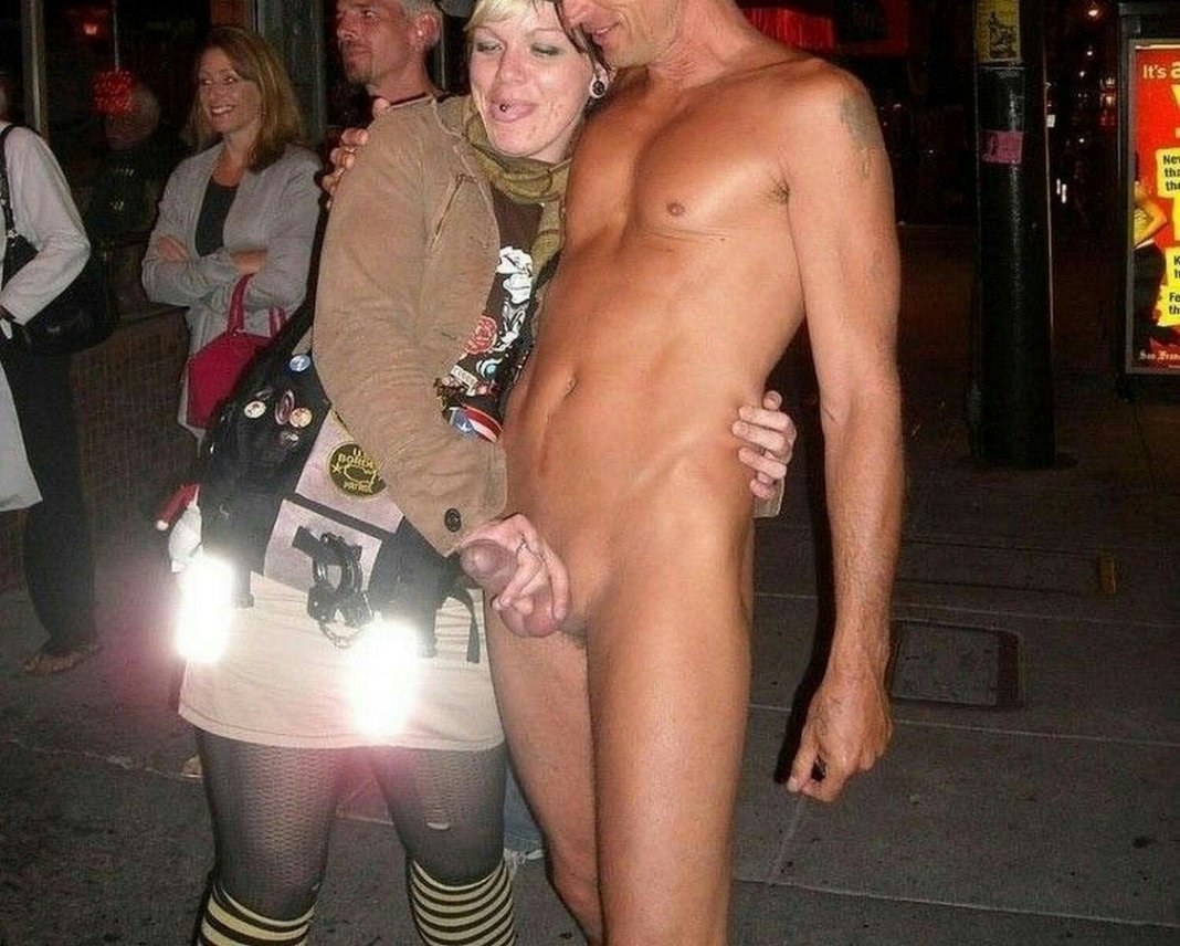 Hombres desnudos sin bragas