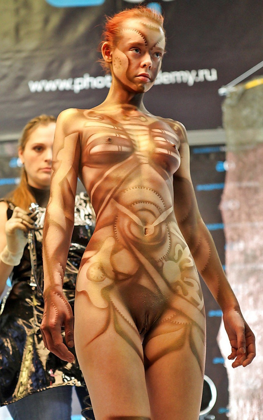 Bodyar desnudo en la exposición