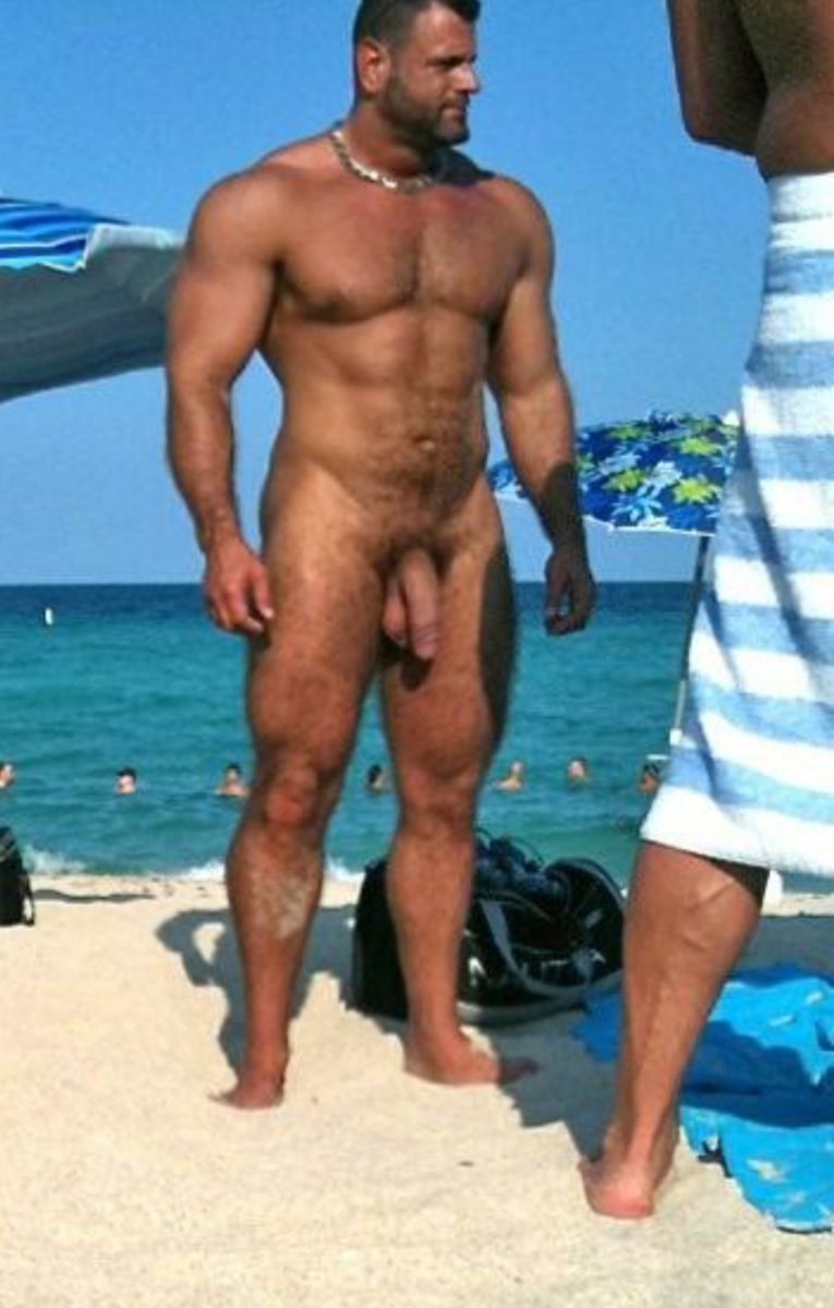 Un chico con un gran miembro en la playa