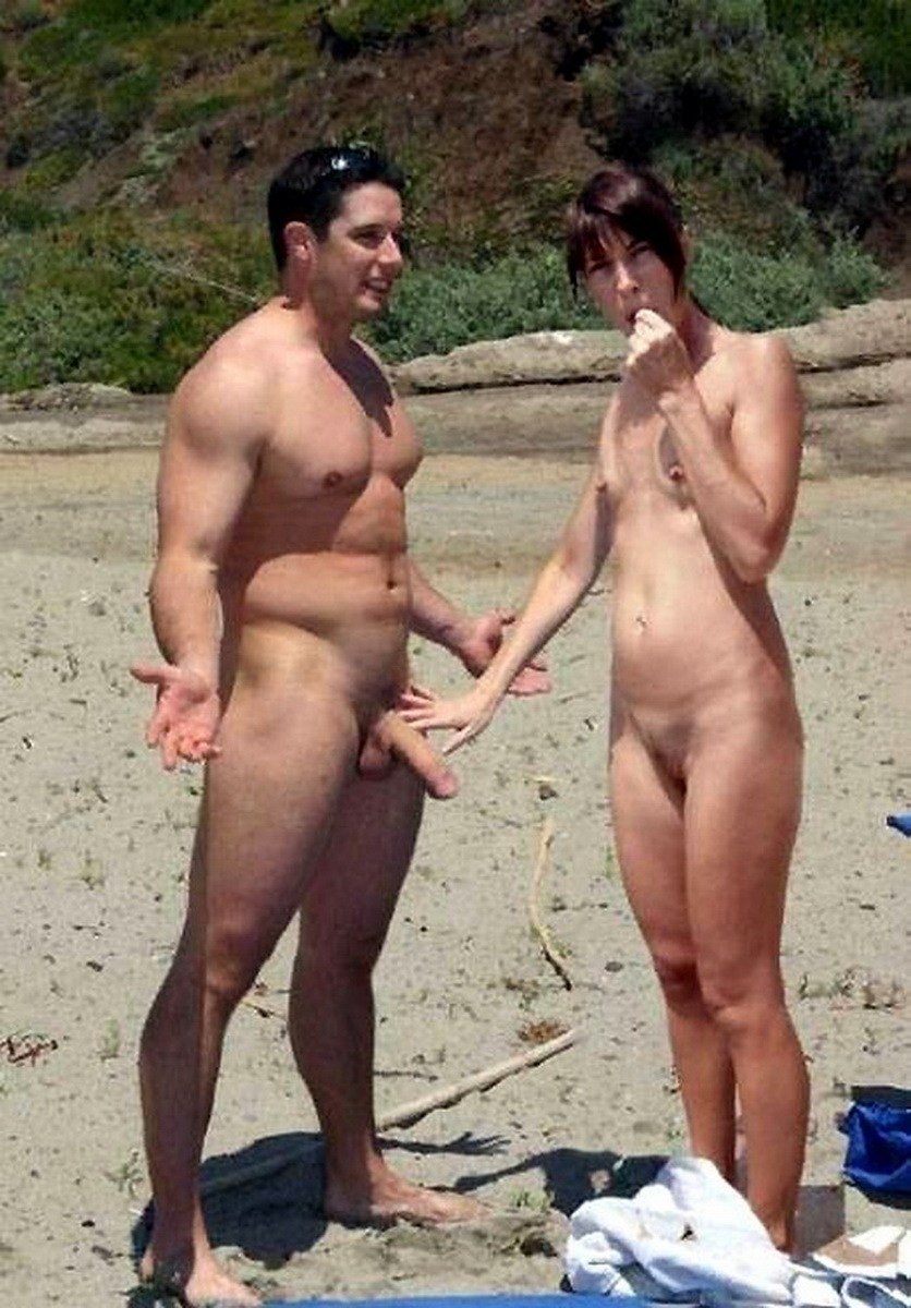Enormes miembros de pie en la playa