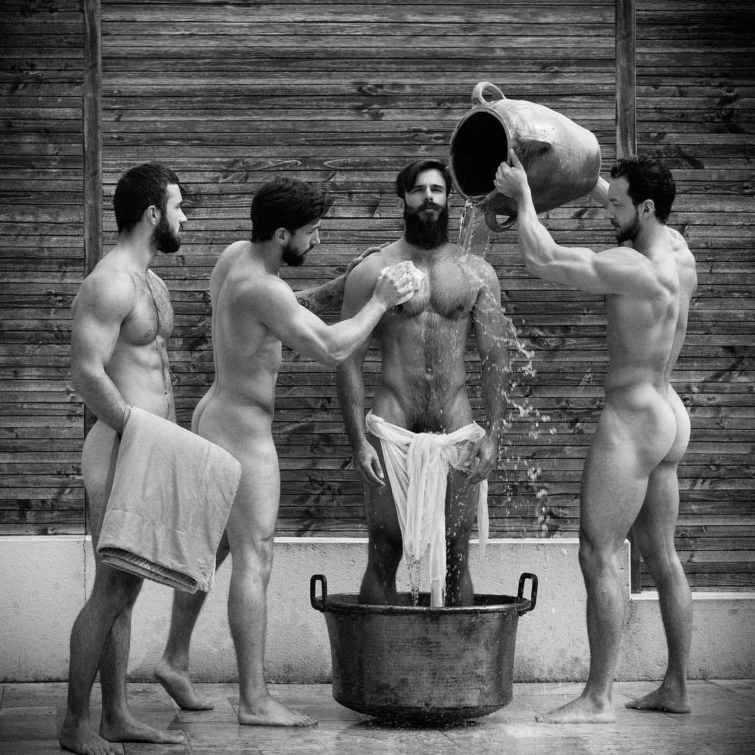 Chicos desnudos en la casa de baños retro
