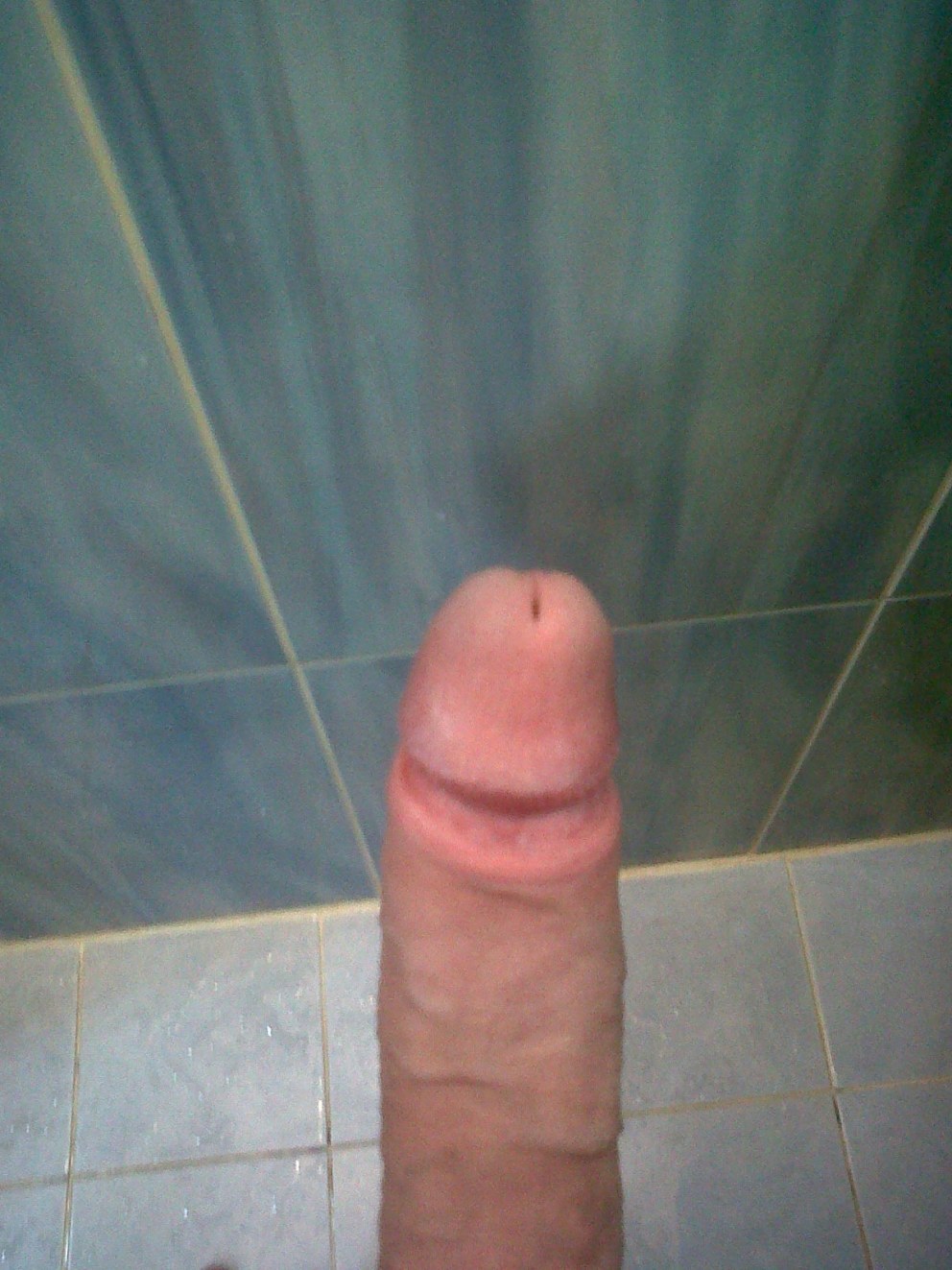 Foto de un miembro sin cara en la ducha sin bragas