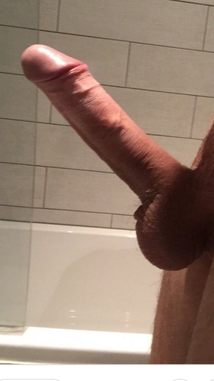 Hermosa polla grande en/baño